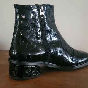 Bottes en CUIR patent CROCRO couleur noire. Neuves! Grandeur 37 EU (6,6 1/2,7US)